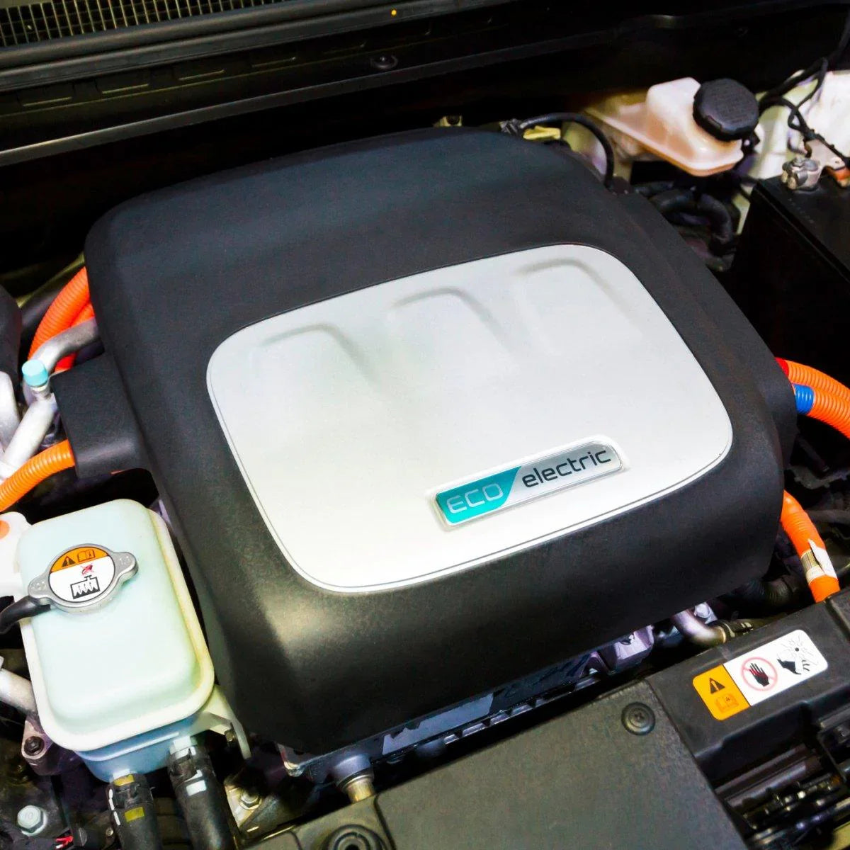 Warum E-Autos eine 12-Volt-Bordnetzbatterie brauchen